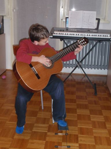 Dominik svira gitaru