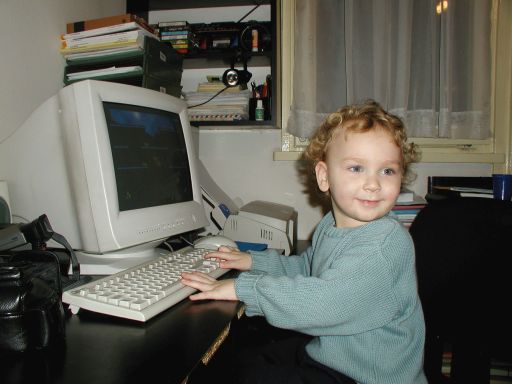 Dominik se igra na kompjuteru
