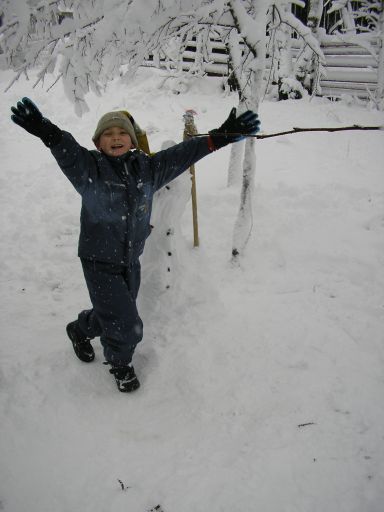 Dominik sa svojim snjegovicem