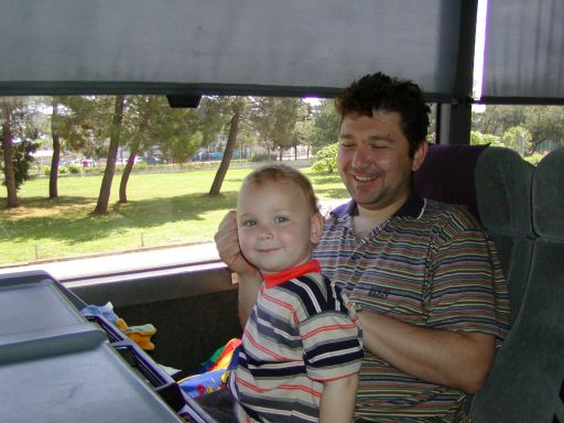 Dominik i tata u autobusu