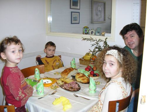 Obitelj Dujella za uskrsnjim stolom